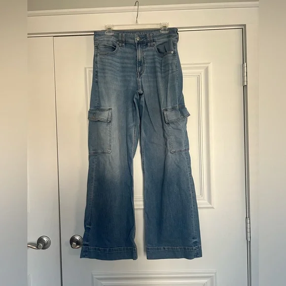 Like new AE Dreamy Drape High-Waisted Cargo Baggy Wide-Leg Jean. Size 6 regular - Picture 2 of 7